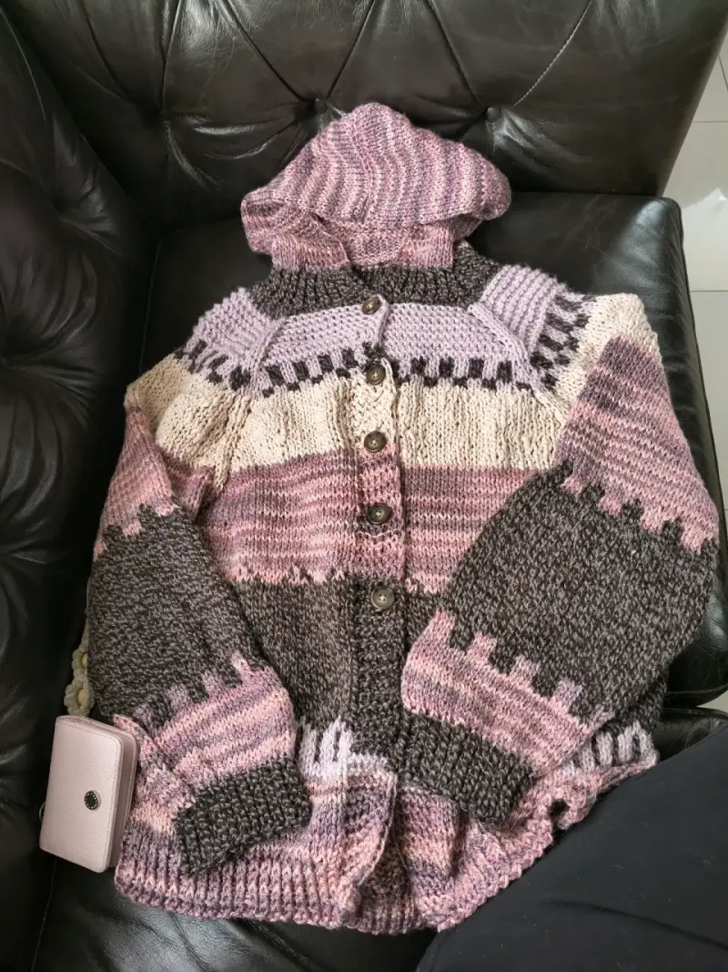 Chaleco de lana con capucha en tonos rosados y marrones - 3