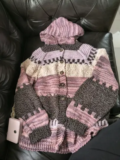 Chaleco de lana con capucha en tonos rosados y marrones - miniatura 3