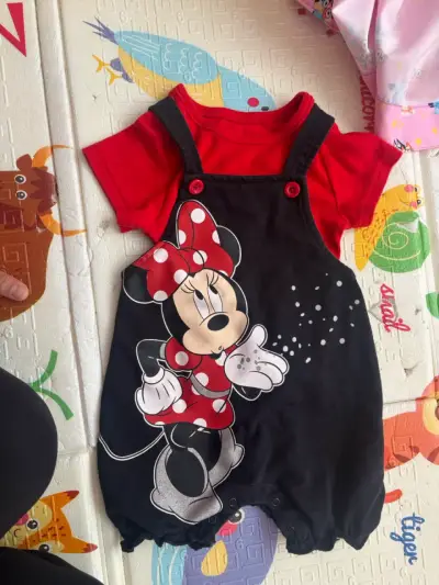 Enterito de bebé Minnie Mouse rojo y negro - miniatura 1