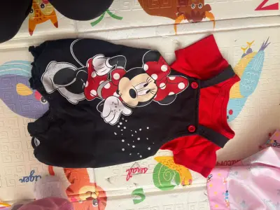 Enterito de bebé Minnie Mouse rojo y negro - miniatura 2