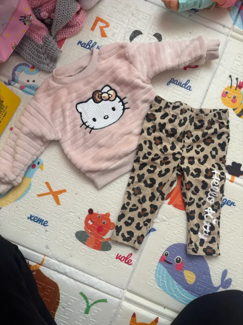 Conjunto infantil Hello Kitty rosado y leopardo