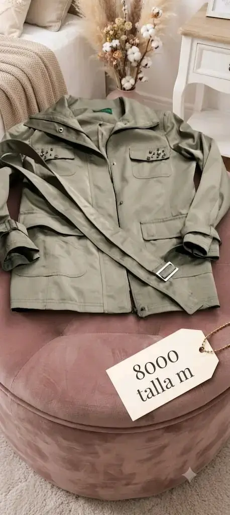 Chaqueta verde militar con cinturón talla M