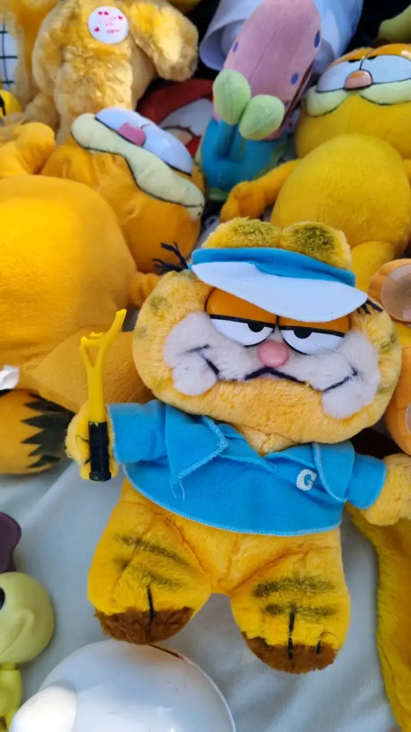Peluche Garfield con Visera Azul