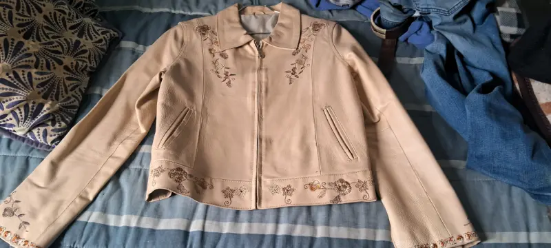 Chaqueta de cuero beige con bordados florales - 1