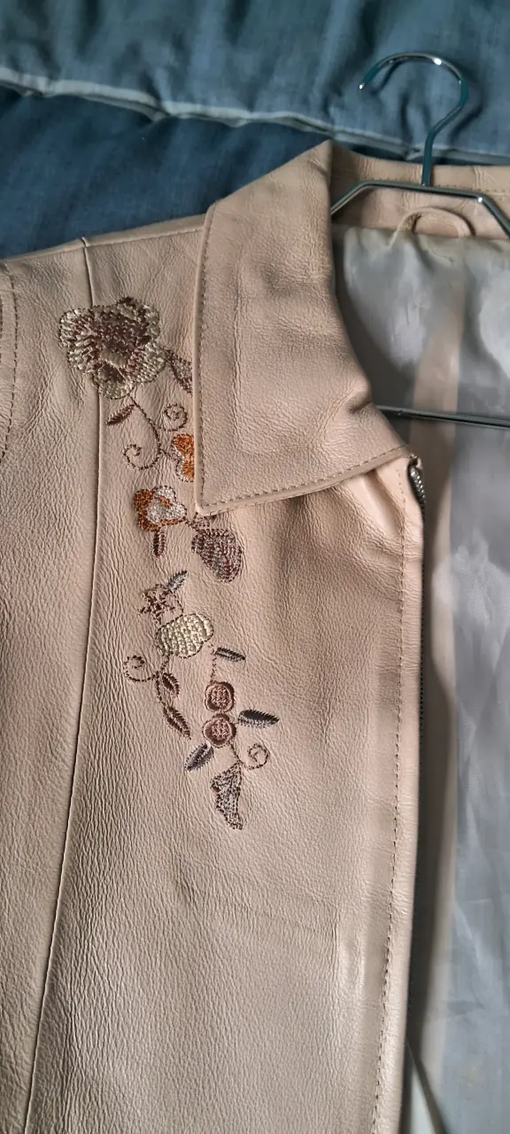 Chaqueta de cuero beige con bordados florales - 2