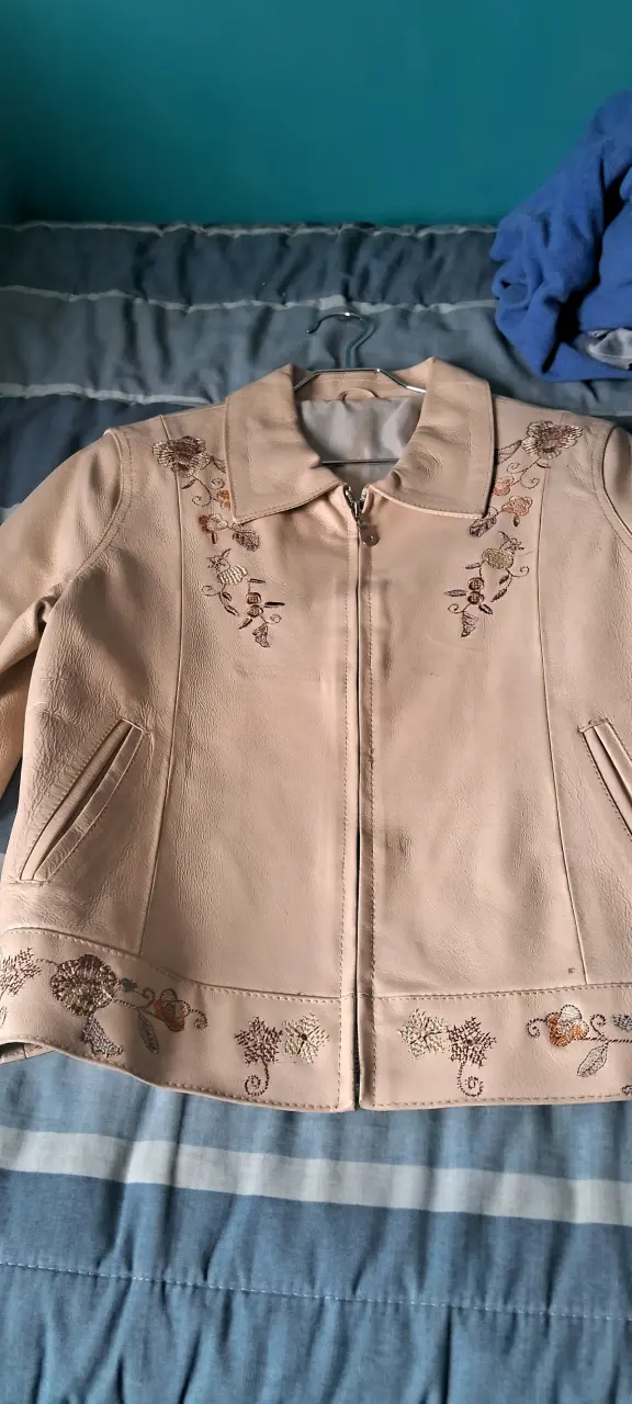 Chaqueta de cuero beige con bordados florales - 3