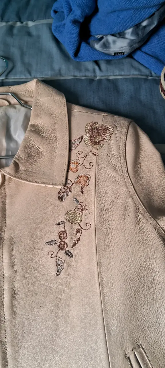 Chaqueta de cuero beige con bordados florales - 6