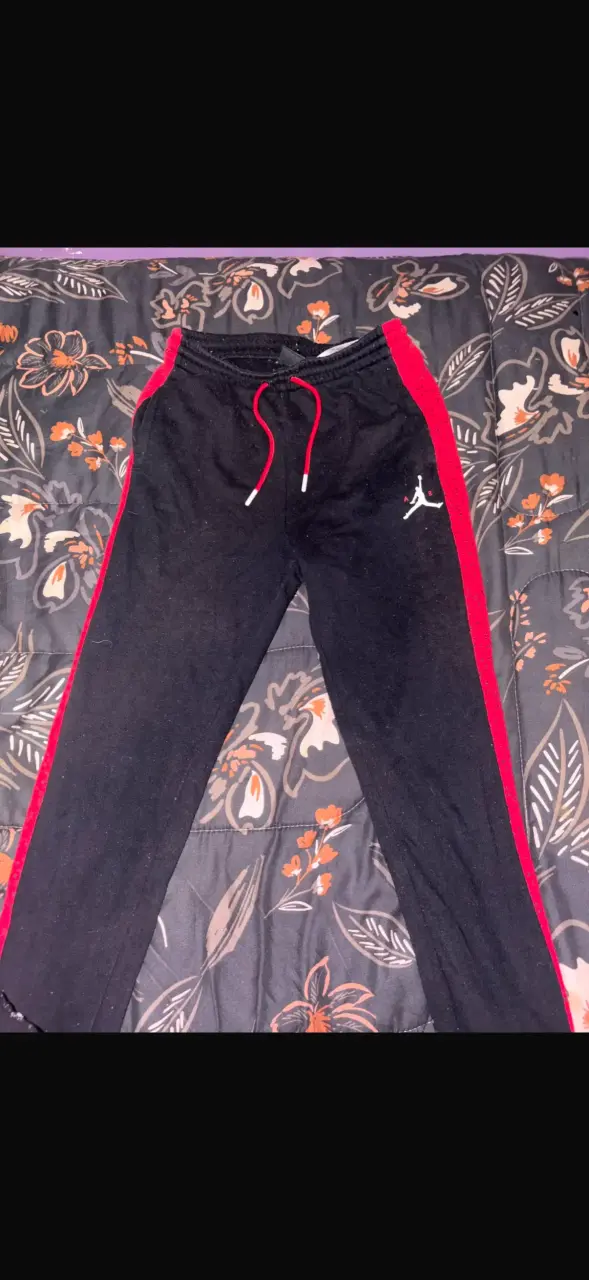 Pantalones deportivos negros con franjas rojas - 1