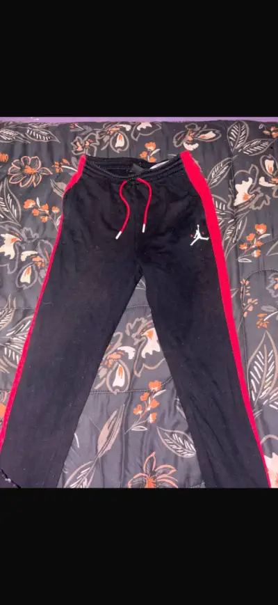 Pantalones deportivos negros con franjas rojas - miniatura 1