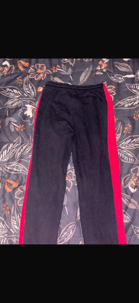 Pantalones deportivos negros con franjas rojas - 2