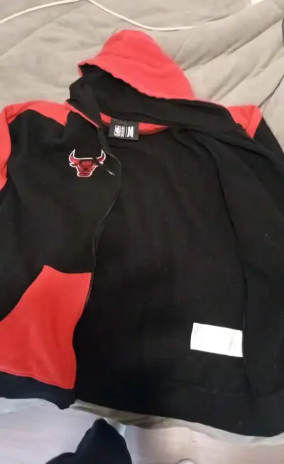 Polerón con capucha Chicago Bulls negro y rojo - miniatura 1