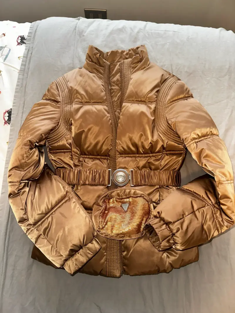 Chaqueta dorada marca guess talla Xs