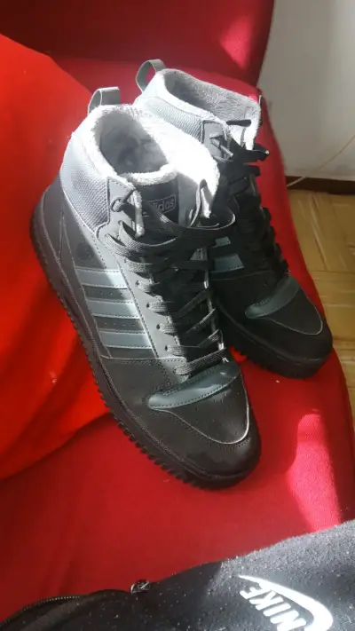 Zapatillas deportivas negras con forro interior - miniatura 1