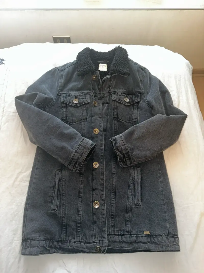 Chaqueta mezclilla negra con chiporro talla Xs
