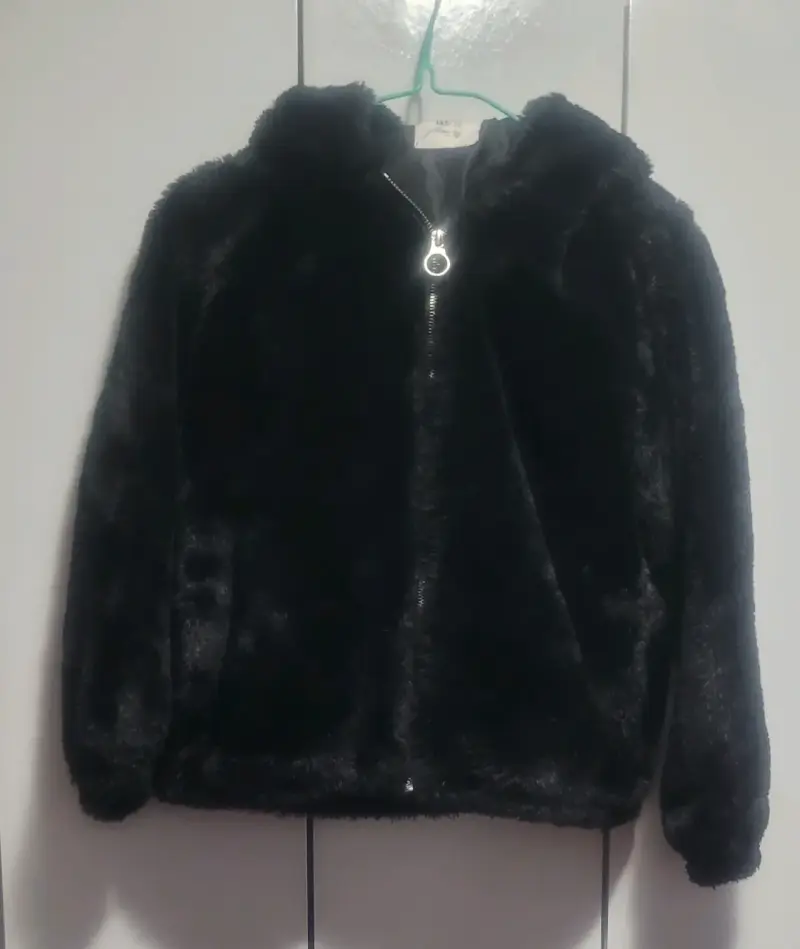 Chaqueta de peluche negra para mujer
