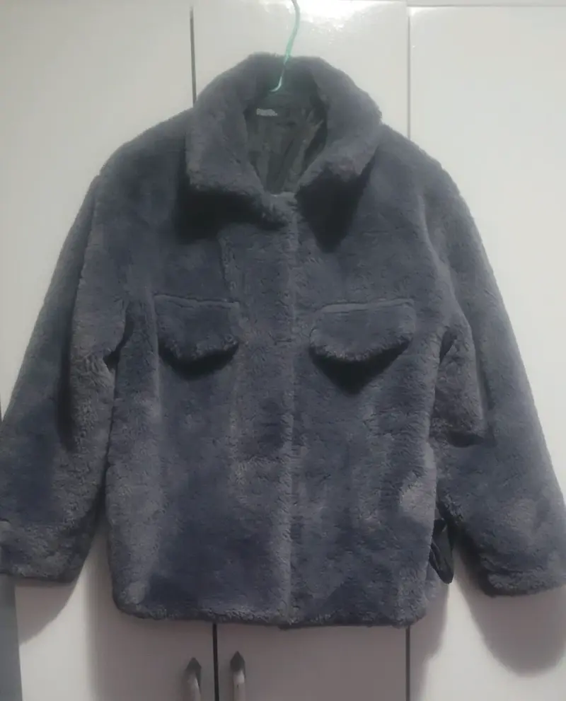 Chaqueta de piel sintética gris para mujer