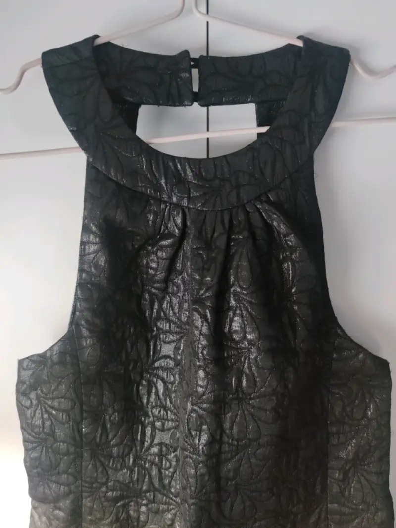 Vestido negro sin mangas - 1