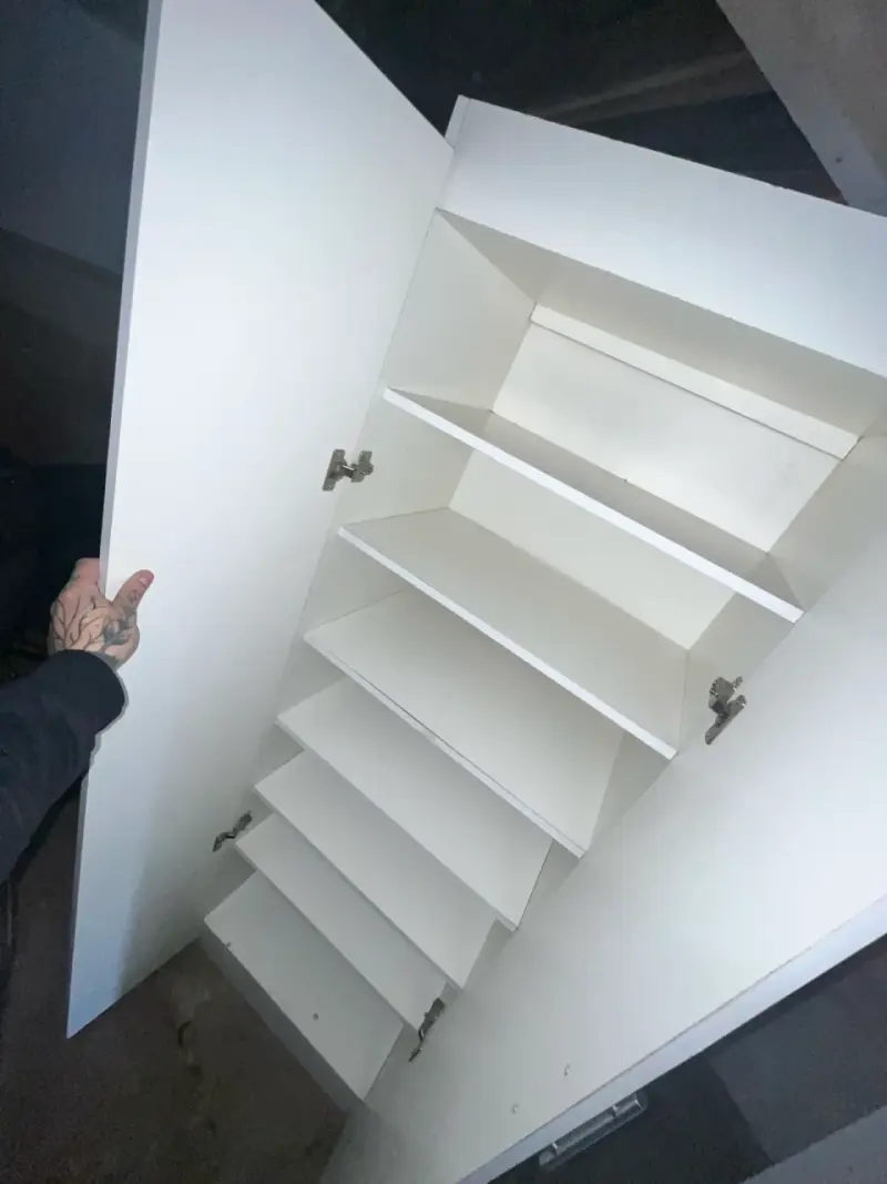 Armario Blanco con Puertas y Estantes - 1