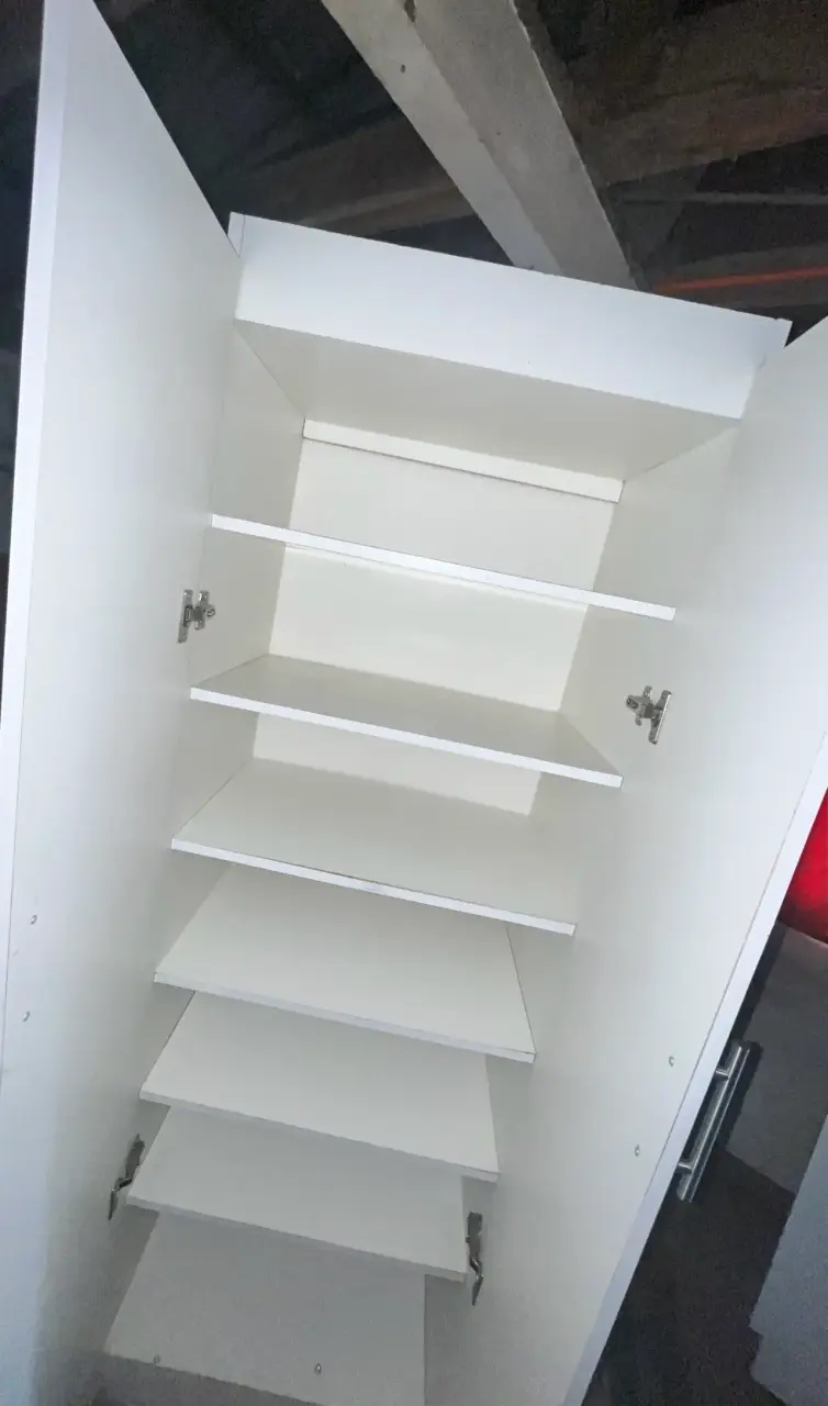Armario Blanco con Puertas y Estantes - 3