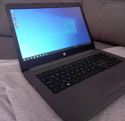 Notebook HP con pantalla de 14 pulgadas y Windows 10 - miniatura 1