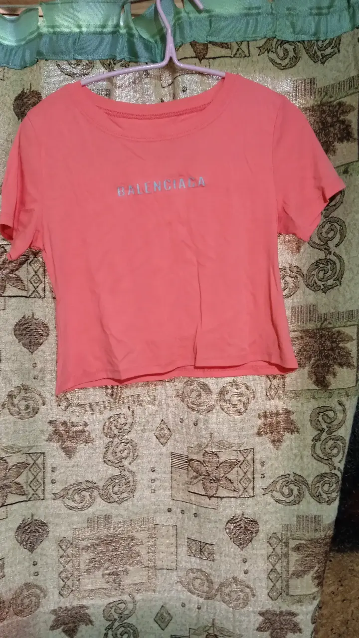 Polera coral con logo Balenciaga