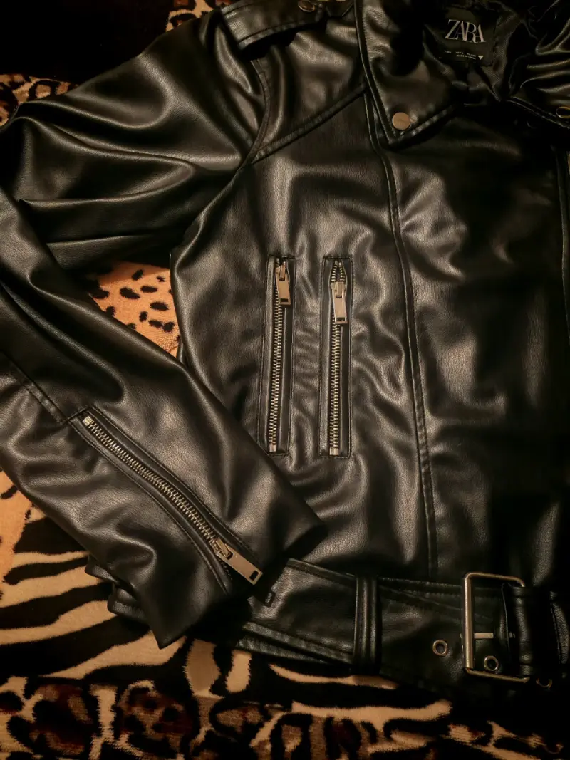 Chaqueta de cuero sintético negra Zara con cinturón - 2