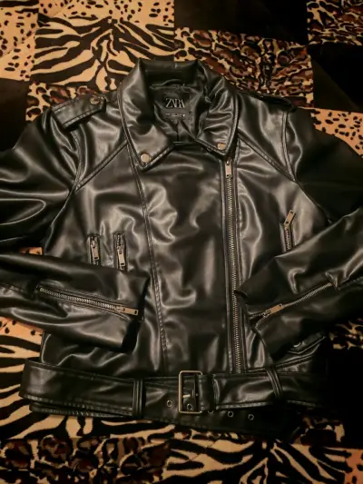 Chaqueta de cuero sintético negra Zara con cinturón - miniatura 3