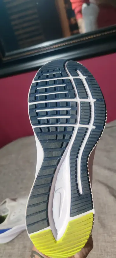 Zapatillas deportivas Nike blancas y azules - miniatura 1