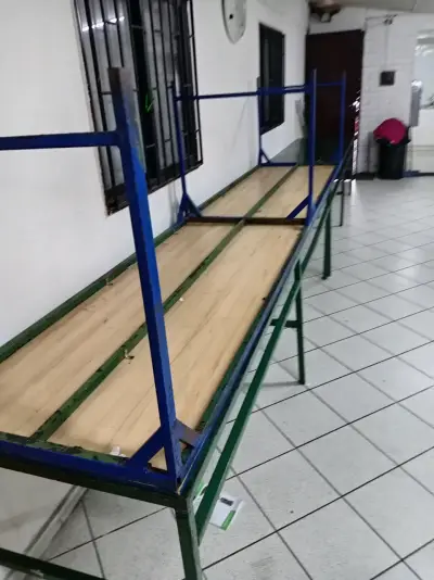 Mesa de trabajo metálica con estantes de madera - miniatura 1