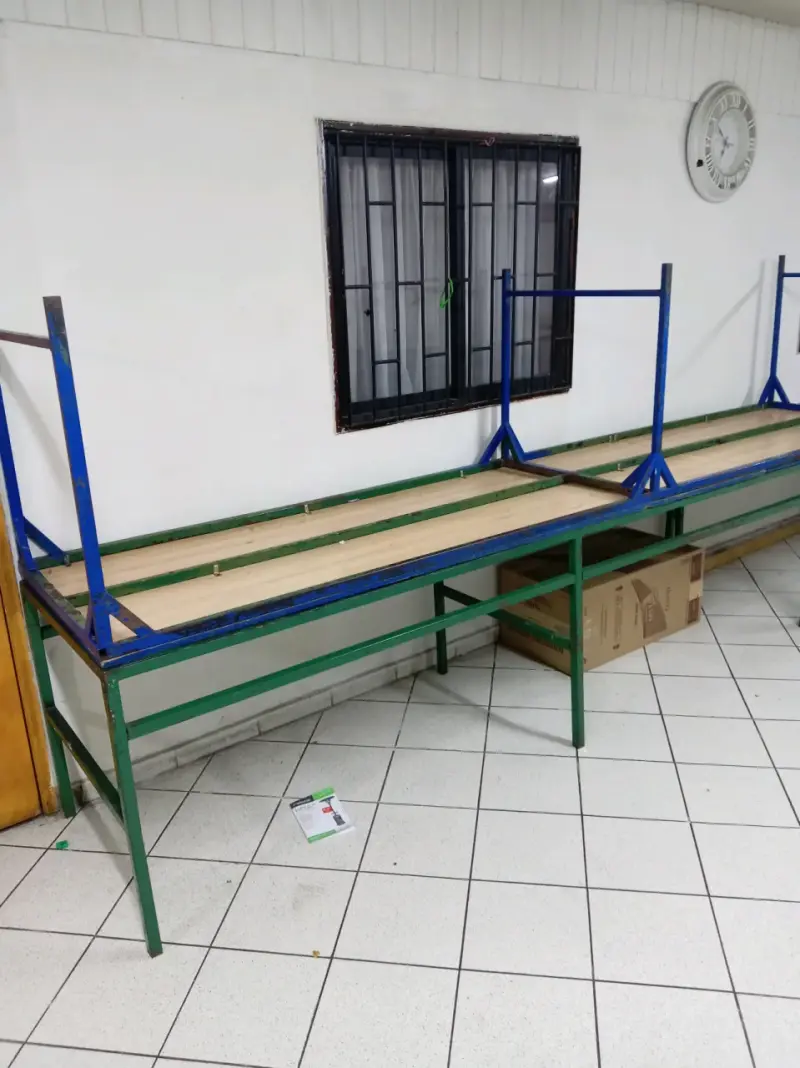Mesa de trabajo metálica con estantes de madera - 2