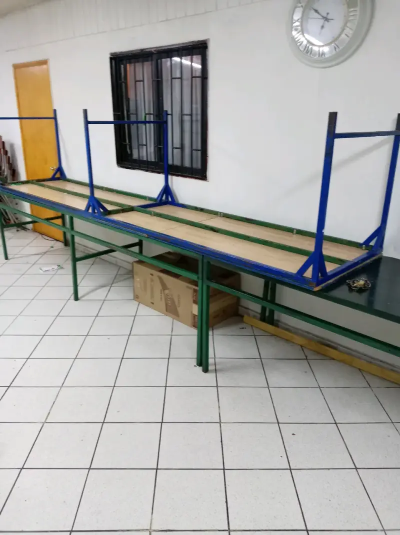 Mesa de trabajo metálica con estantes de madera - 3
