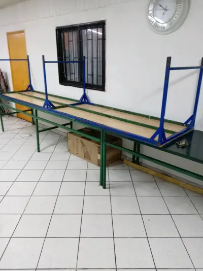 Mesa de trabajo metálica con estantes de madera - miniatura 3