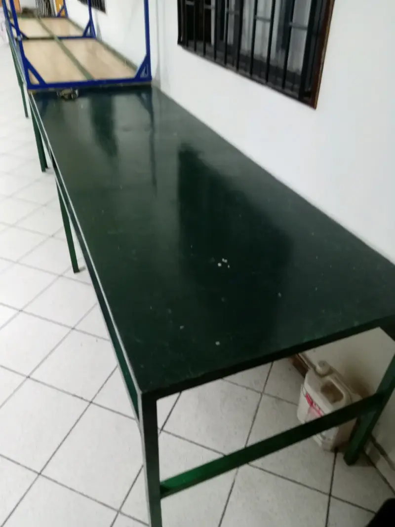 Mesa de trabajo metálica con estantes de madera - 4