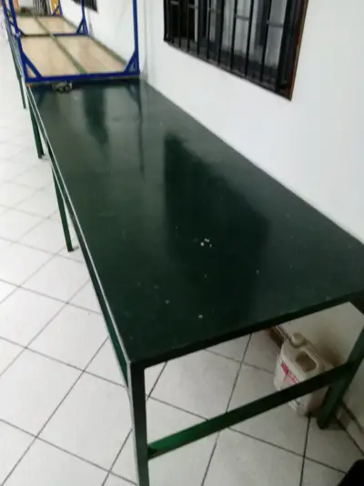 Mesa de trabajo metálica con estantes de madera - miniatura 4