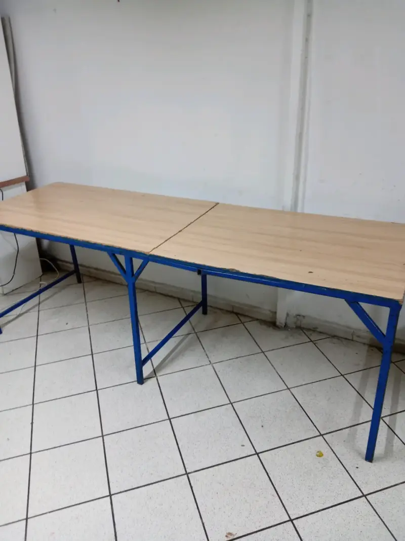 Mesa de trabajo metálica con estantes de madera - 5
