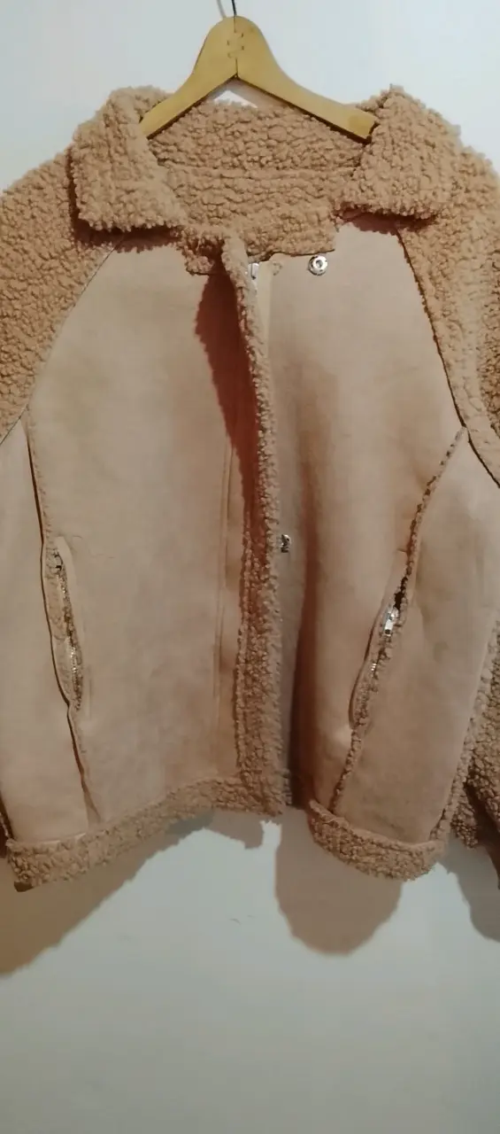 Chaqueta de piel sintética beige con forro de borrego - 1