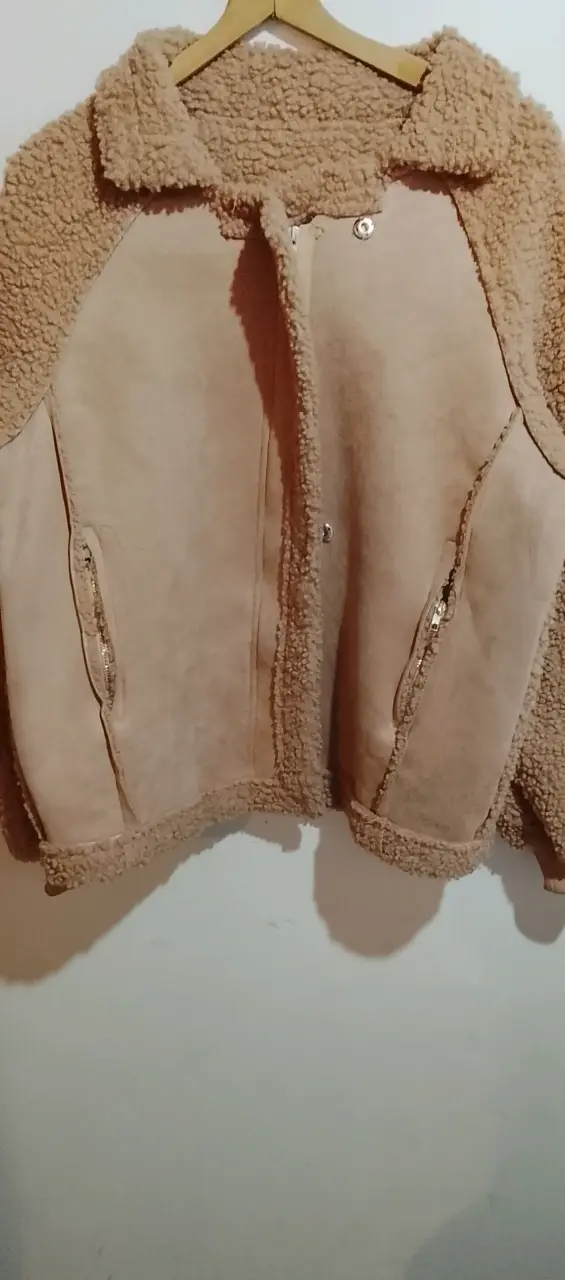 Chaqueta de piel sintética beige con forro de borrego - 4