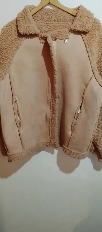 Chaqueta de piel sintética beige con forro de borrego - miniatura 4