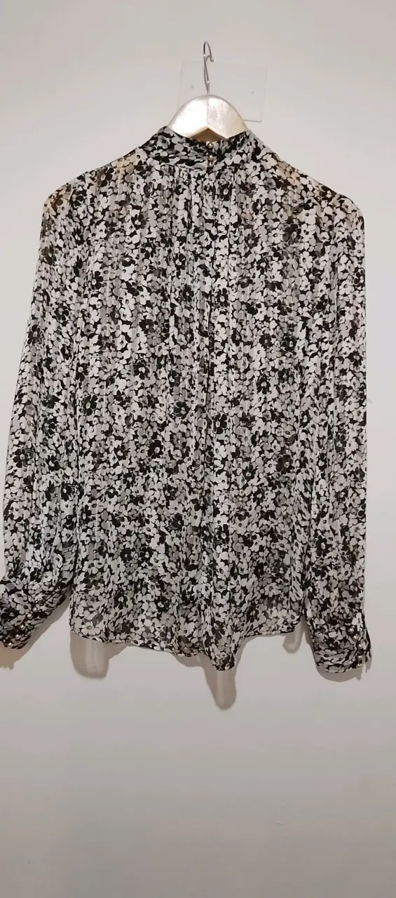 Blusa estampada floral en blanco y negro - 1