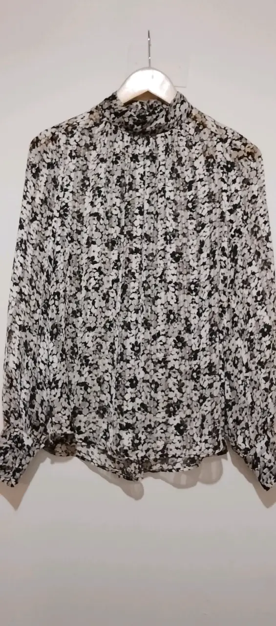 Blusa estampada floral en blanco y negro - 2