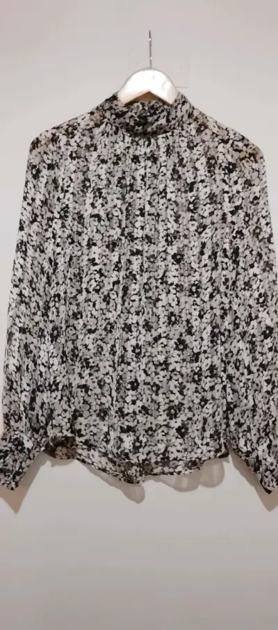 Blusa estampada floral en blanco y negro - miniatura 2