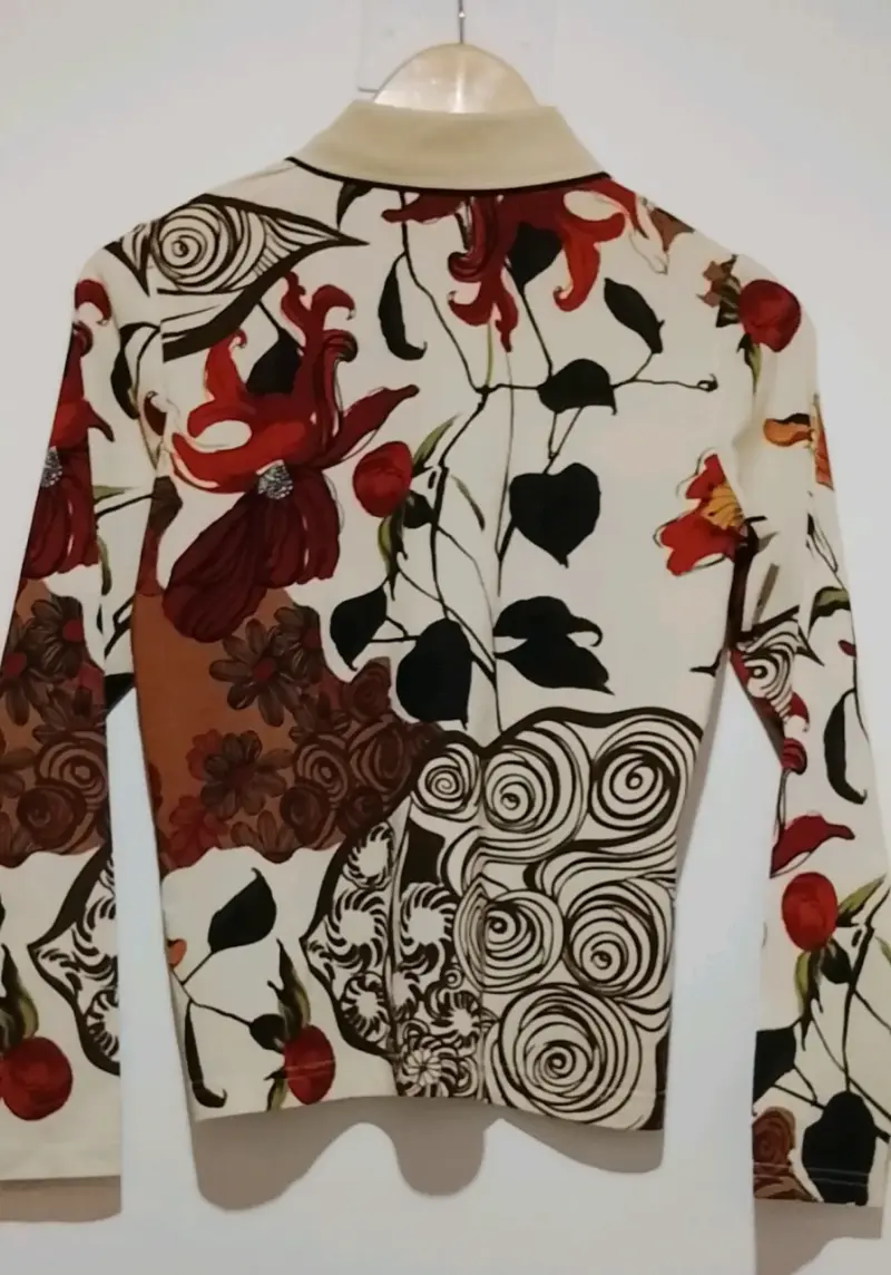 Blusa estampada floral en blanco y negro - 5