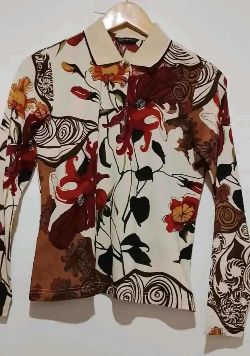 Blusa estampada floral en blanco y negro - 6