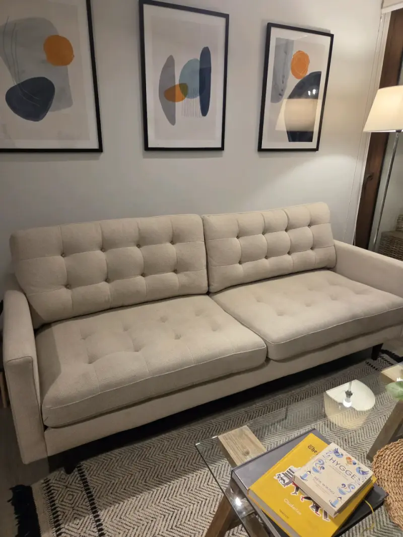 Sofá beige de tres plazas con diseño moderno - 1