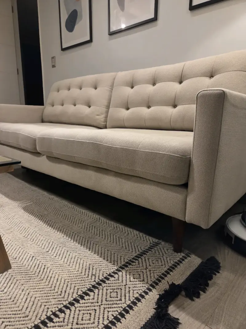 Sofá beige de tres plazas con diseño moderno - 2