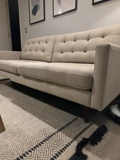 Sofá beige de tres plazas con diseño moderno - miniatura 2