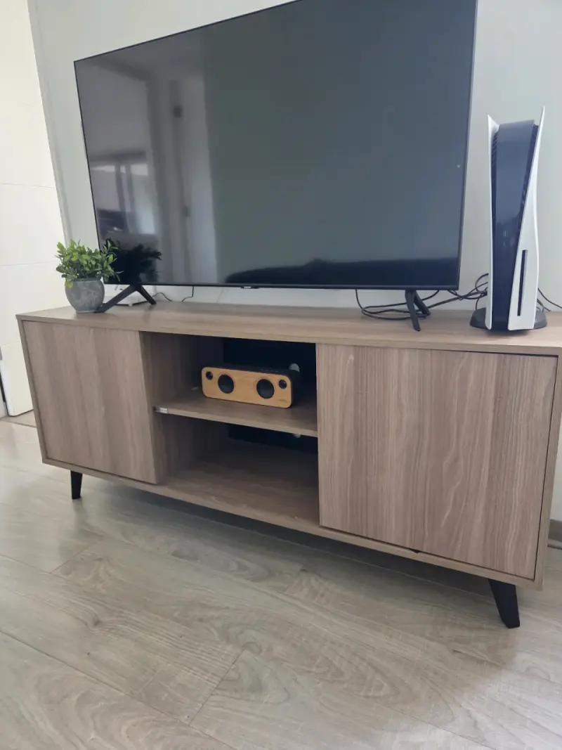 Mueble de TV moderno de madera con patas negras - 1