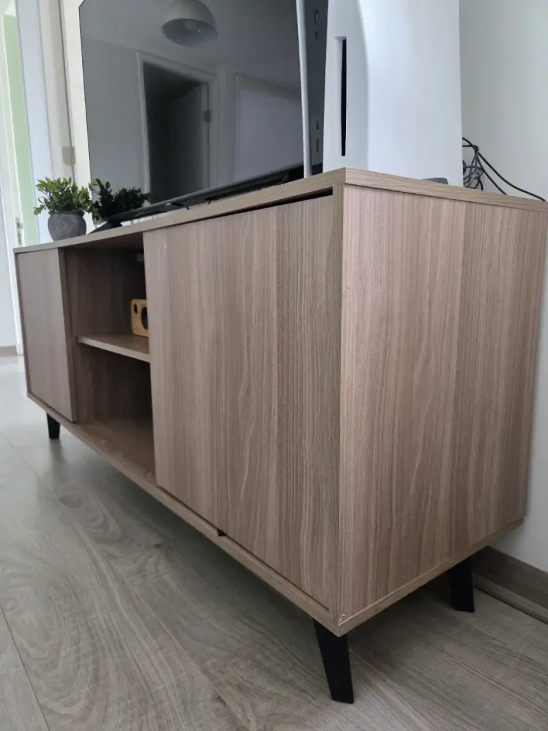 Mueble de TV moderno de madera con patas negras - 2