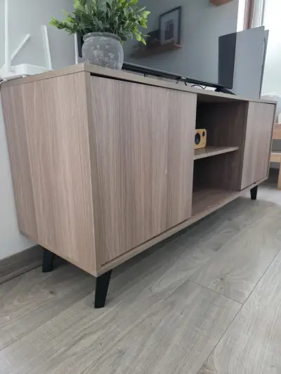 Mueble de TV moderno de madera con patas negras - miniatura 3