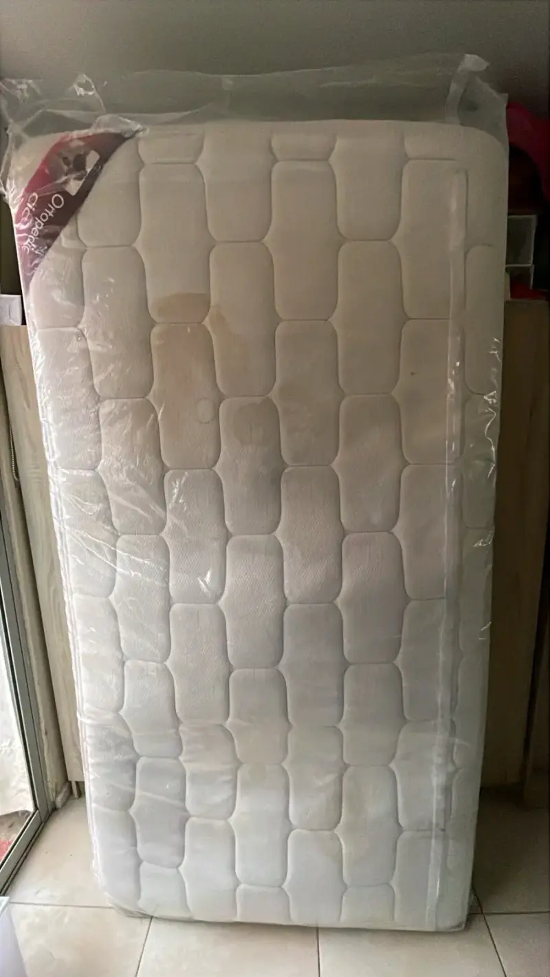 Colchón 1 ½ con base de cama - 1